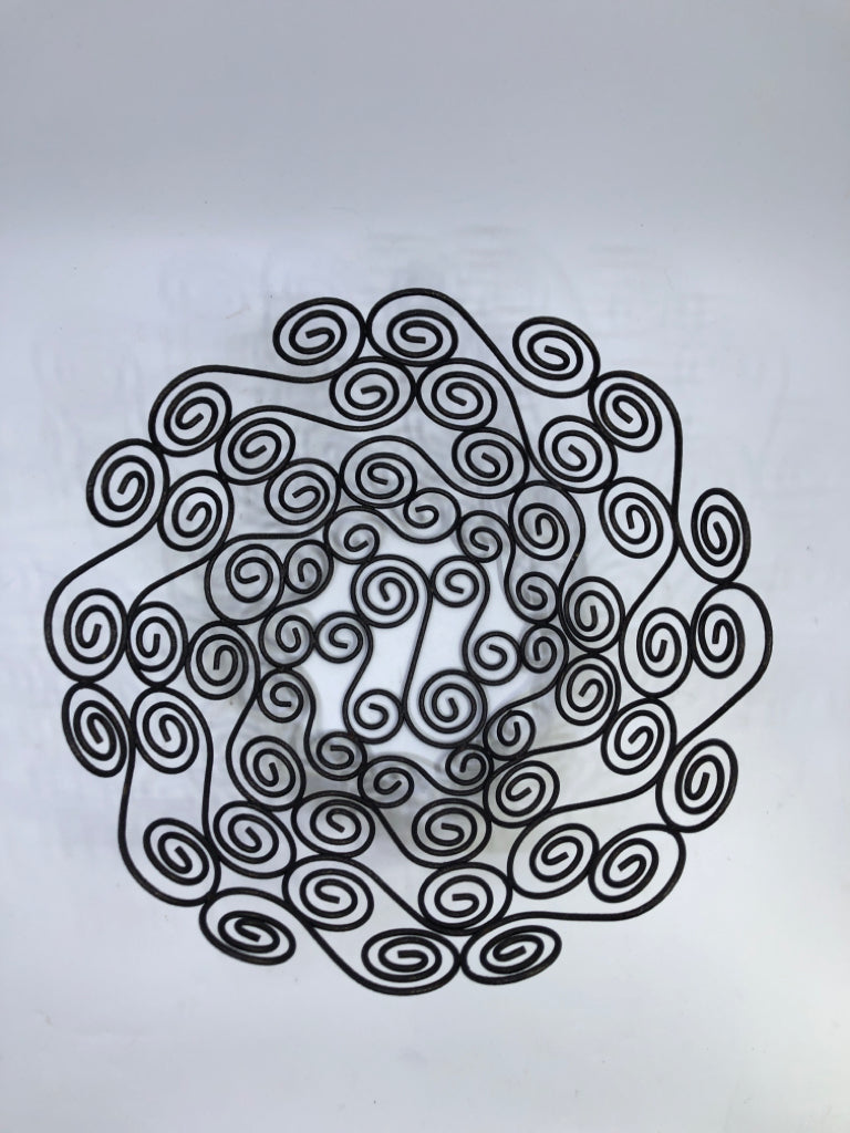 SWIRL METAL BASKET.