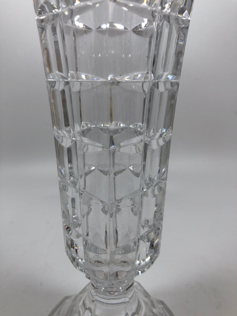 CLEAR CRYSTAL STAR/SQUARE PATTERN BUD VASE.