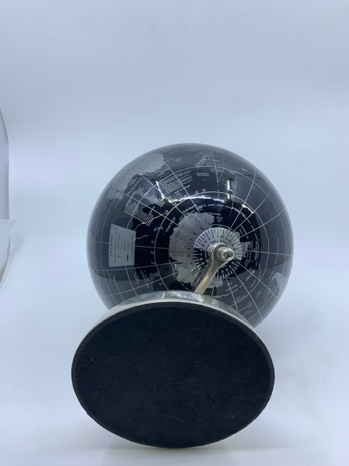 BLACK/SILVER GLOBE.