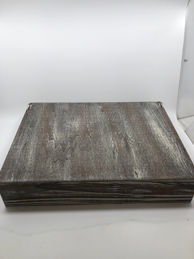12-SLOT RUSTIC SHELF.
