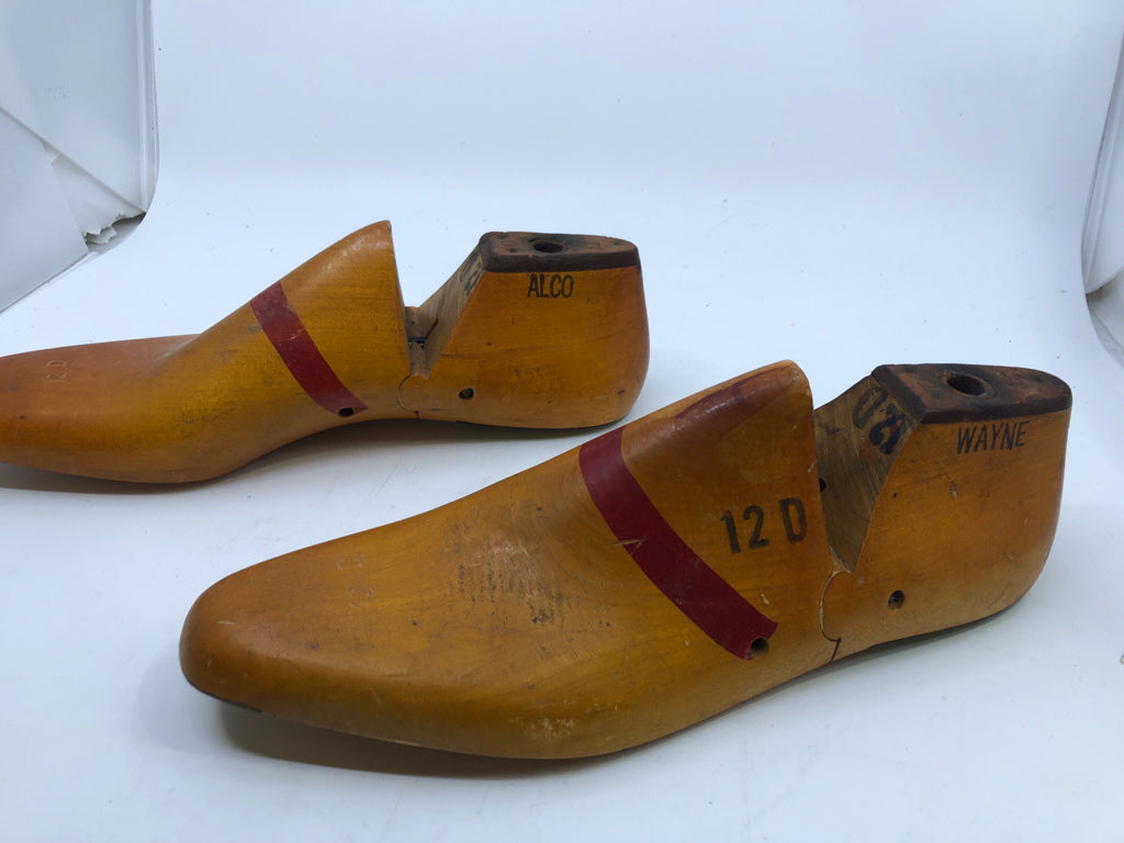 2 VTG WOOD SHOE FORMS ALCO WAYNE SIZE 12.