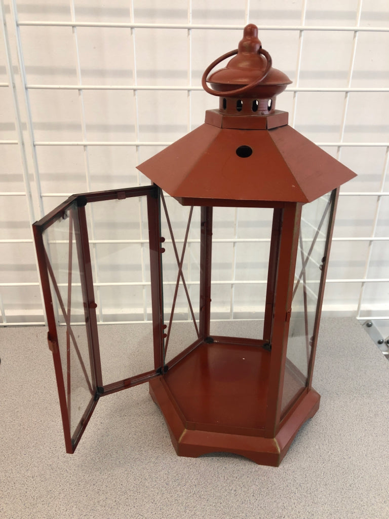 DISTRESSED RED CANDLE LANTERN.