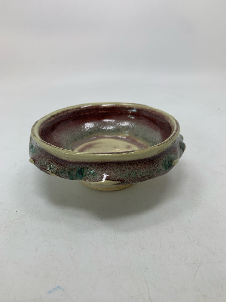 FOOTED TAN/RED PATTERN SMALL POTTERY BOWL.