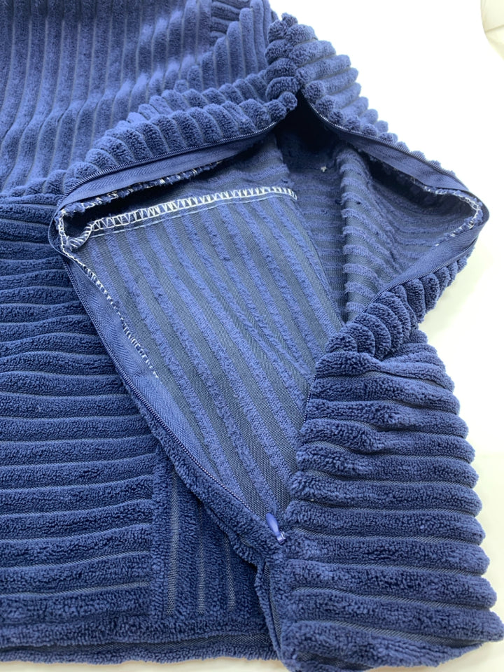 NAVY BLUE RIBBED PILLOW COVER.