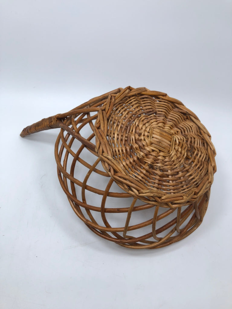 WOVEN WICKER COLLECTION BASKET.