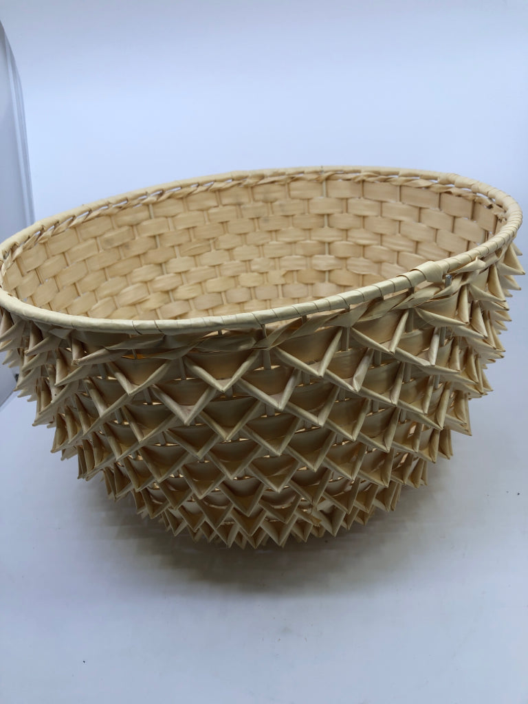 LIGHT WEIGHT WOVEN CIRCLE BASKET W/ SPIKED OUTSIDE.