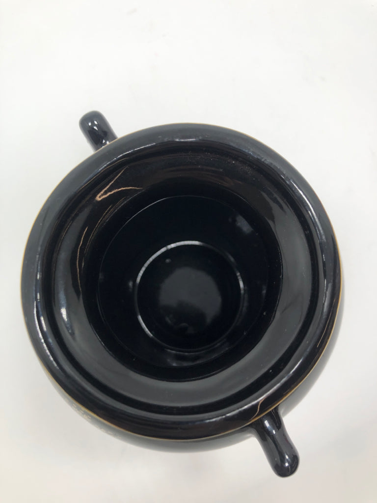 SM BLACK VASE W/FLORAL DETAILS.