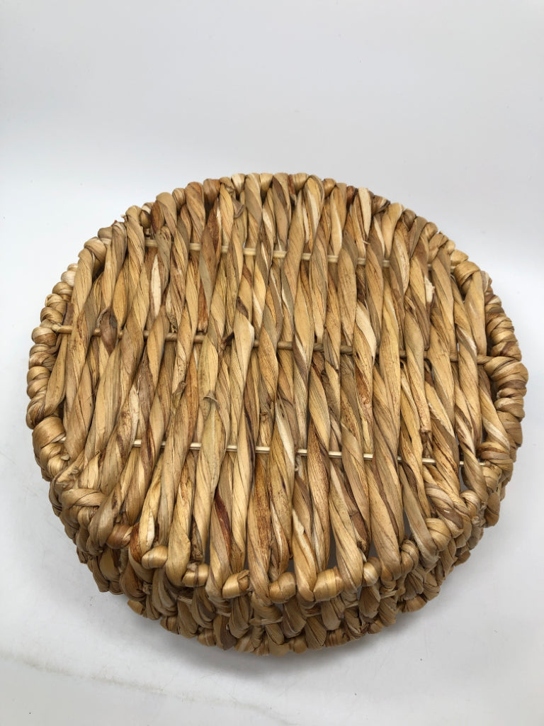 WOVEN WICKER TRAY.