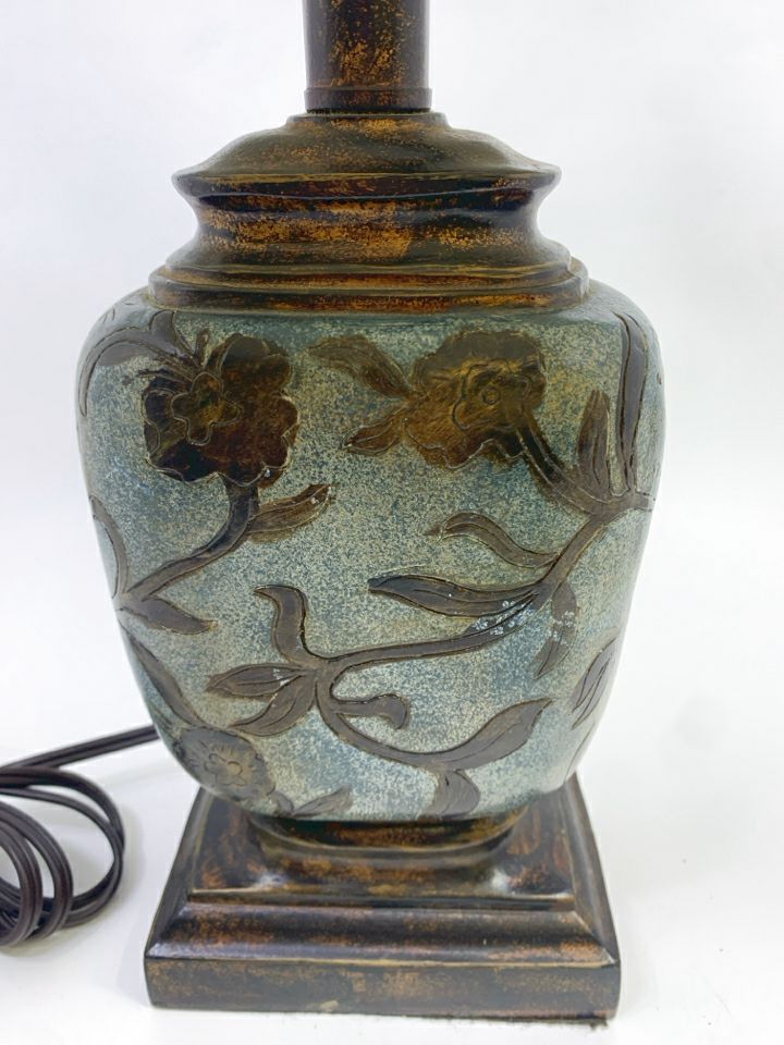 VTG BLUE & BRASS DESIGN FLORAL LAMP W/DISTRESSED SHADE.