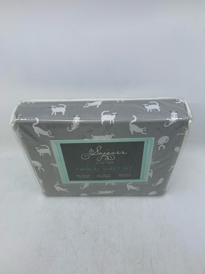 WHITE CATS TWIN XL SHEET SET.