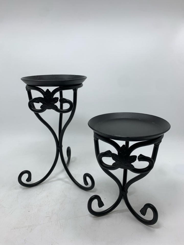 2 METAL WROUGHT IRON CANDLE HOLDERS.