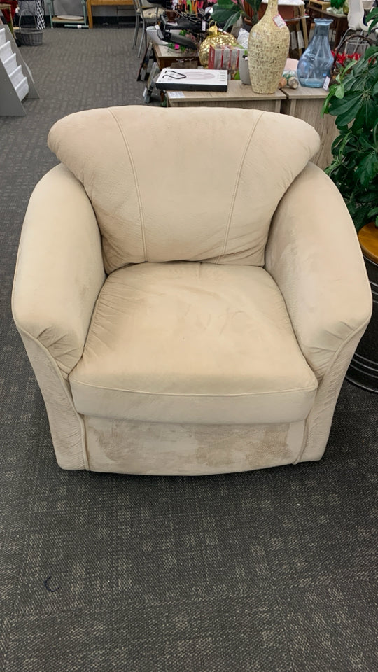 CREAM COLOR SWIVEL ARM CHAIR.