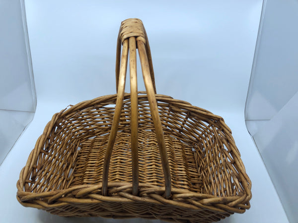 ARCHED WOVEN BASKET W/ HANDLE.
