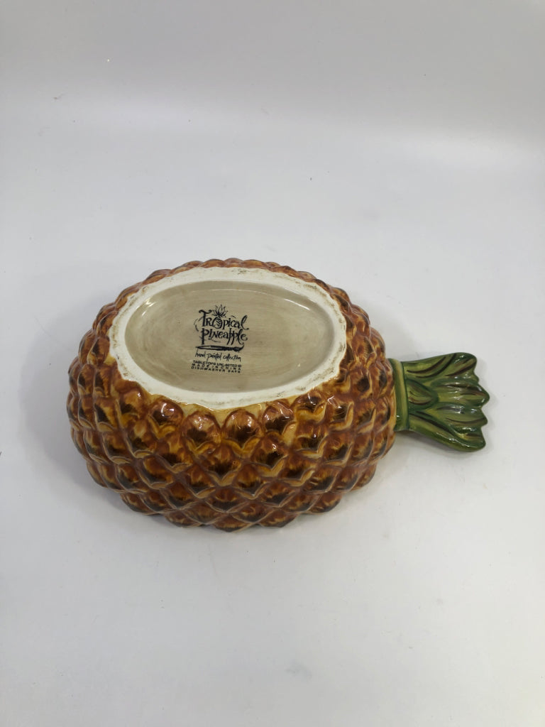 CERAMIC PINEAPPLE SERVING BOWL.