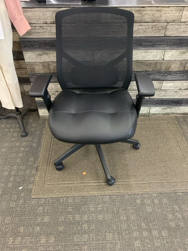MESH BLACK FAUX LEATHER SEAT OFFICE CHAIR.