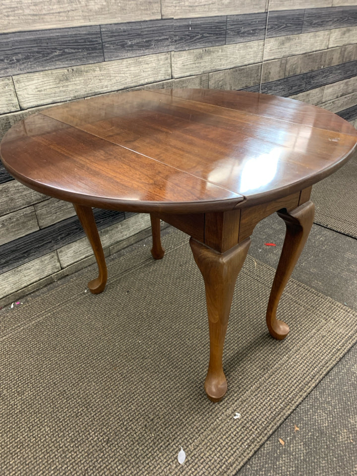 DROP SIDE DK WOOD END TABLE W/CURVED LEGS.