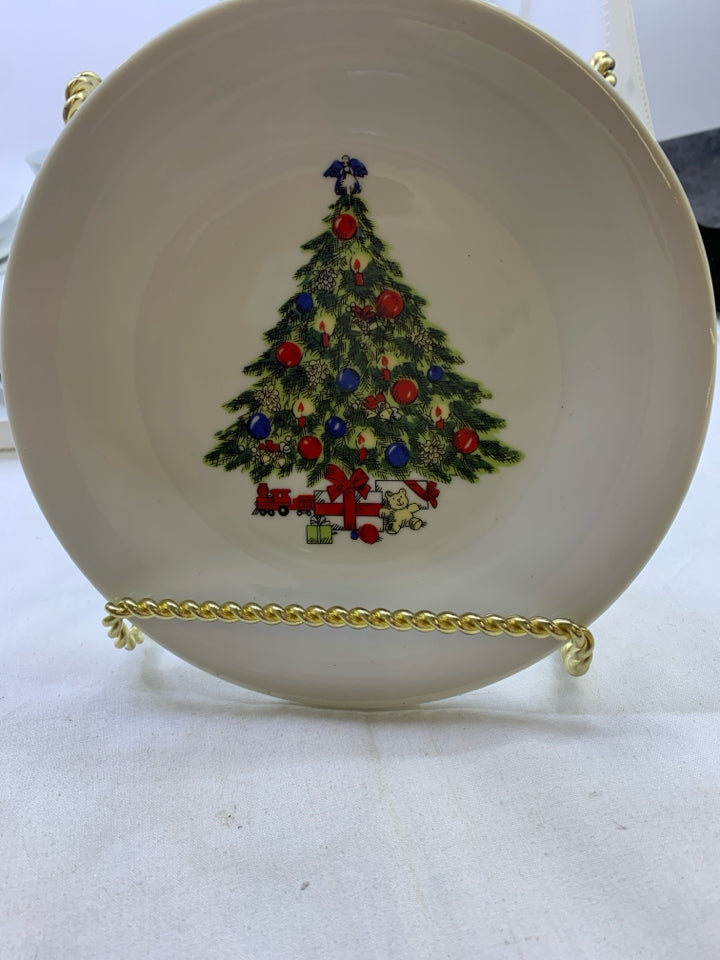 16 PC CHRISTMAS TREE WHITE DINNER SET.