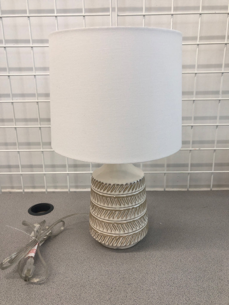 SM TEXTURED WHITE GLAZED LAMP.