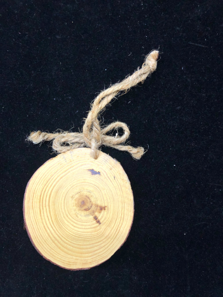 SNOWMAN ON TREE BARK ORNAMENT.