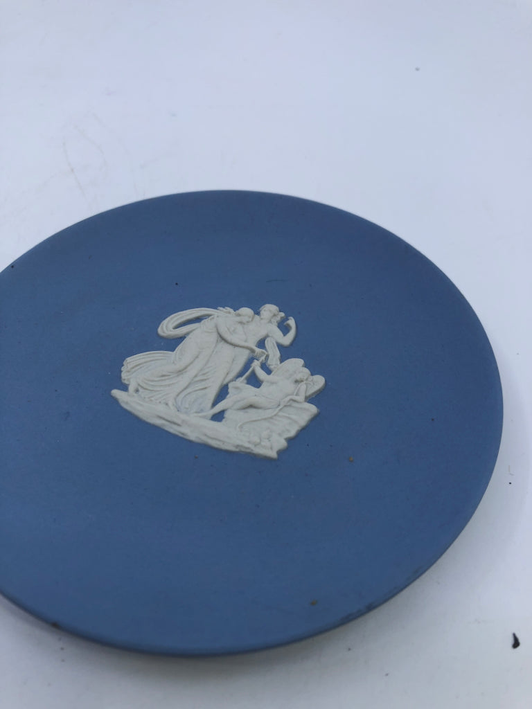 2 SMALL WEDGWOOD JASPERWARE EMBOSSED PLATES.