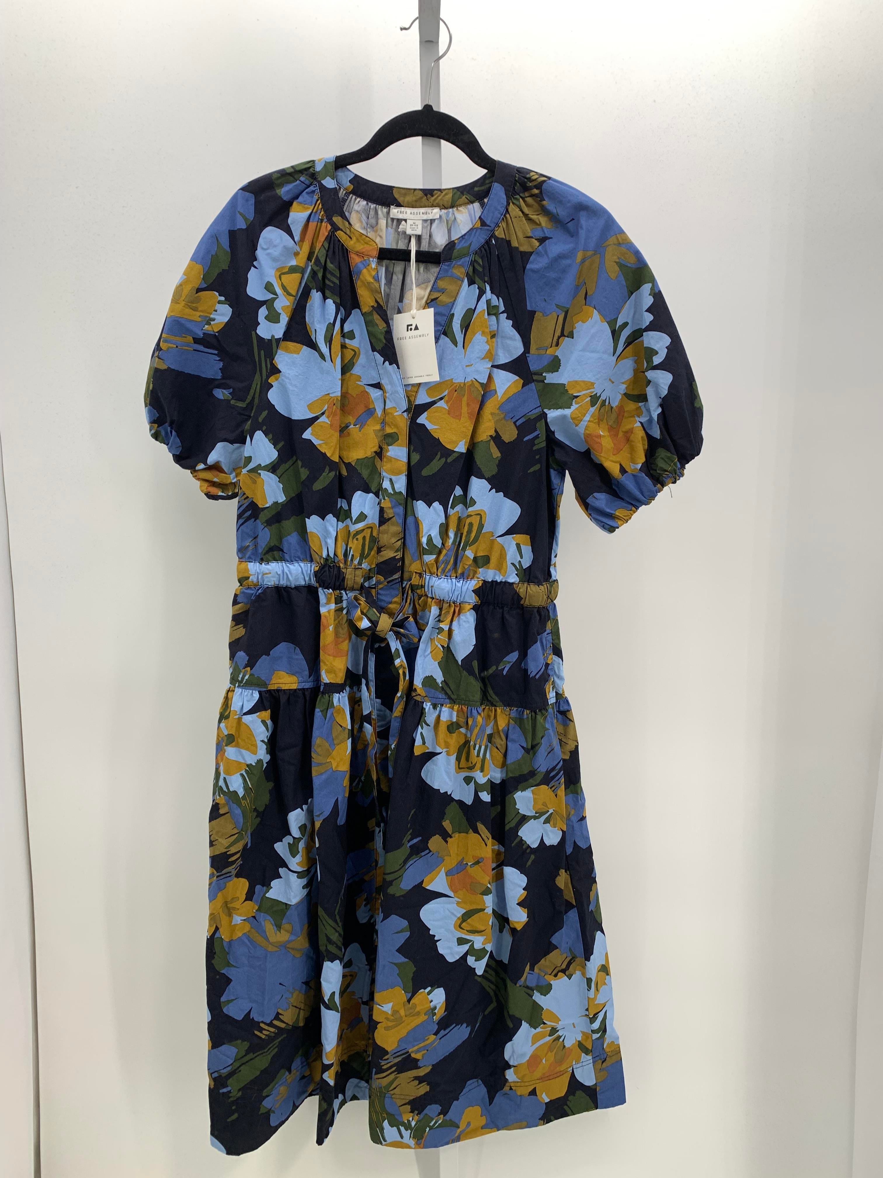 Free Assembly Size Medium Misses Short Sleeve Dress