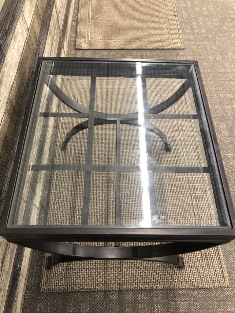 METAL U-SHAPED SIDE TABLE W/GLASS TOP.