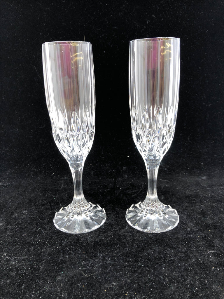 2 CRYSTAL CHAMPAGNE FLUTES.