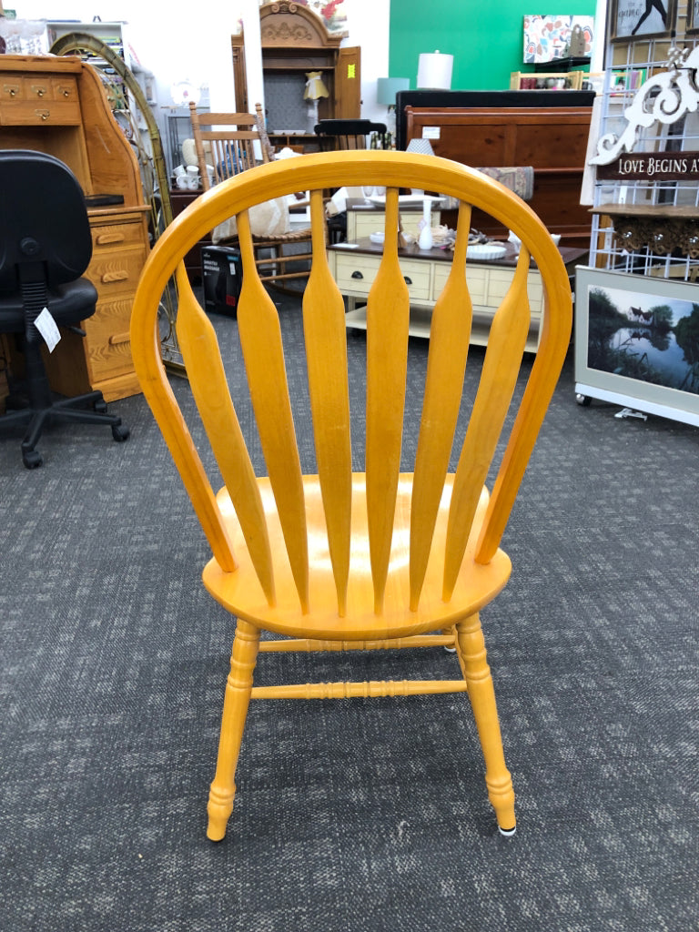 PATENT LIGHT BLONDE WOOD TABLE 6 CHAIRS 2 EXTRA LEAVES STORED IN TABLE.