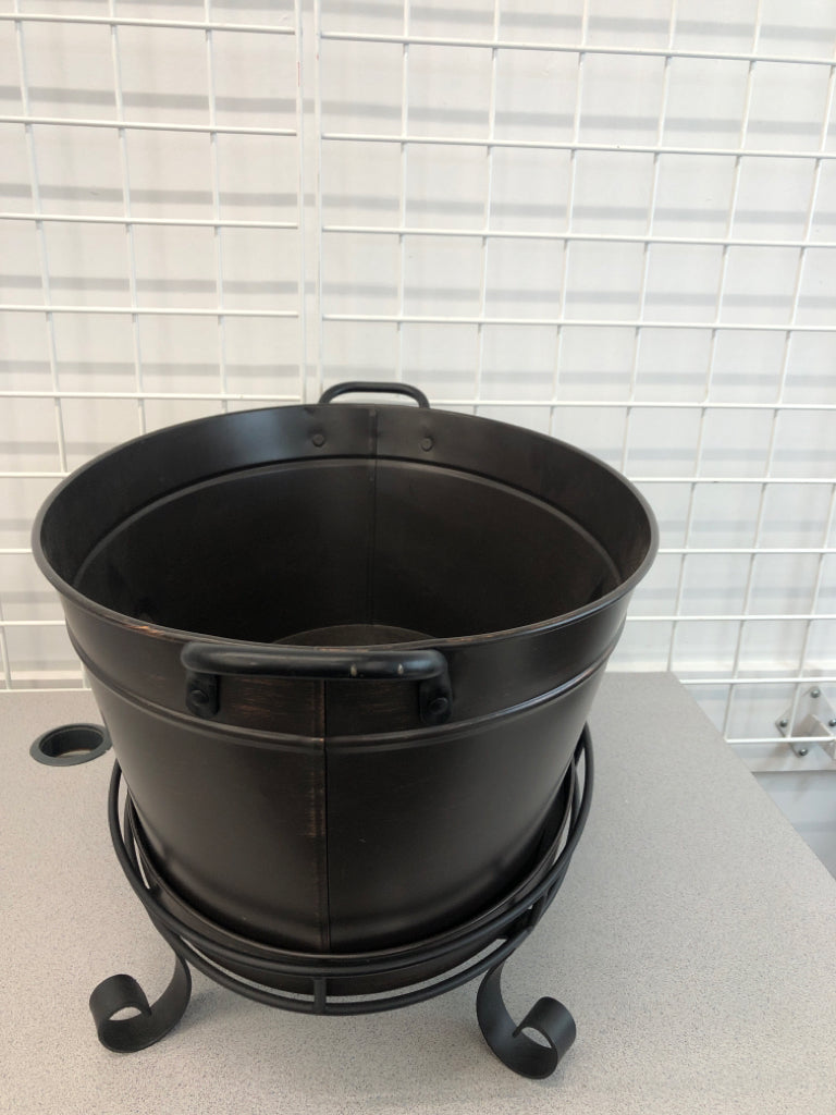 FLEUR-DE-LIS METAL PARTY BUCKET ON STAND.