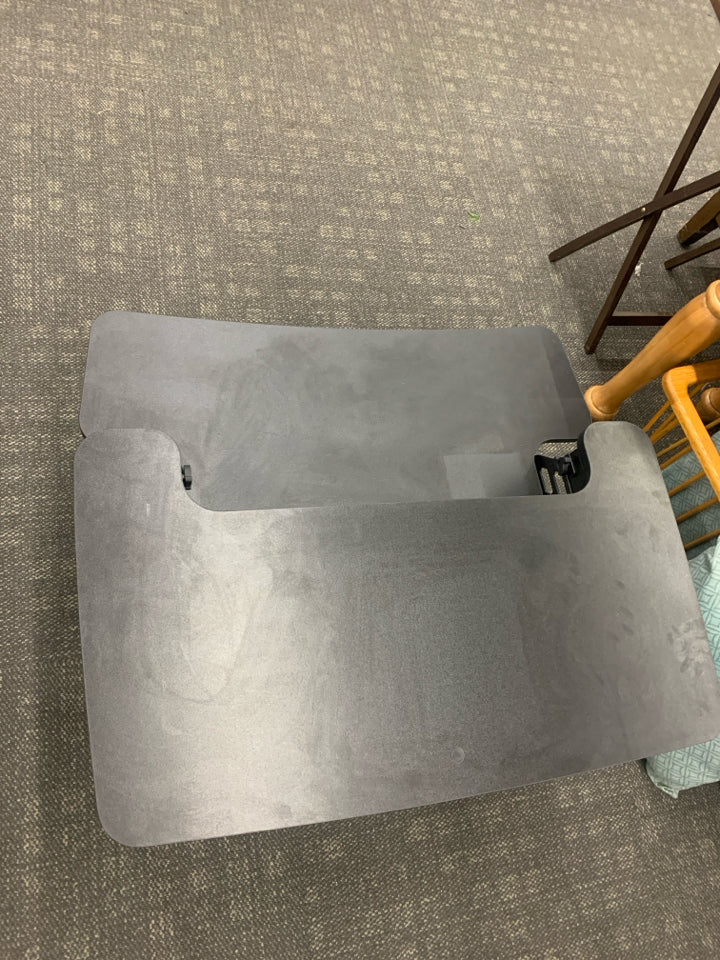 ADJUSTABLE DESKTOP RISER.