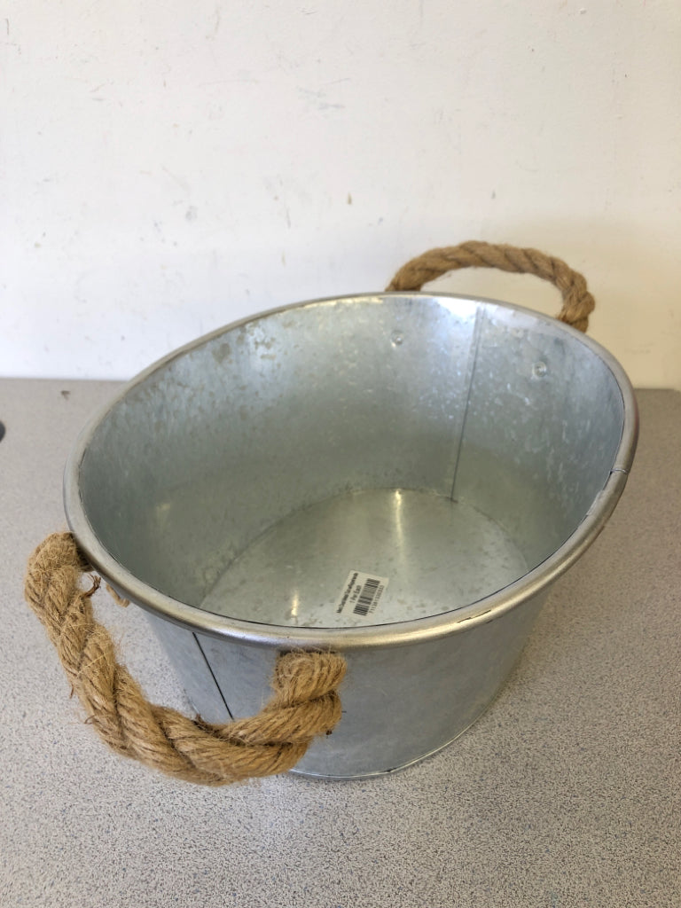 GALVANIZED METAL TUB W ROPE HANDLES.