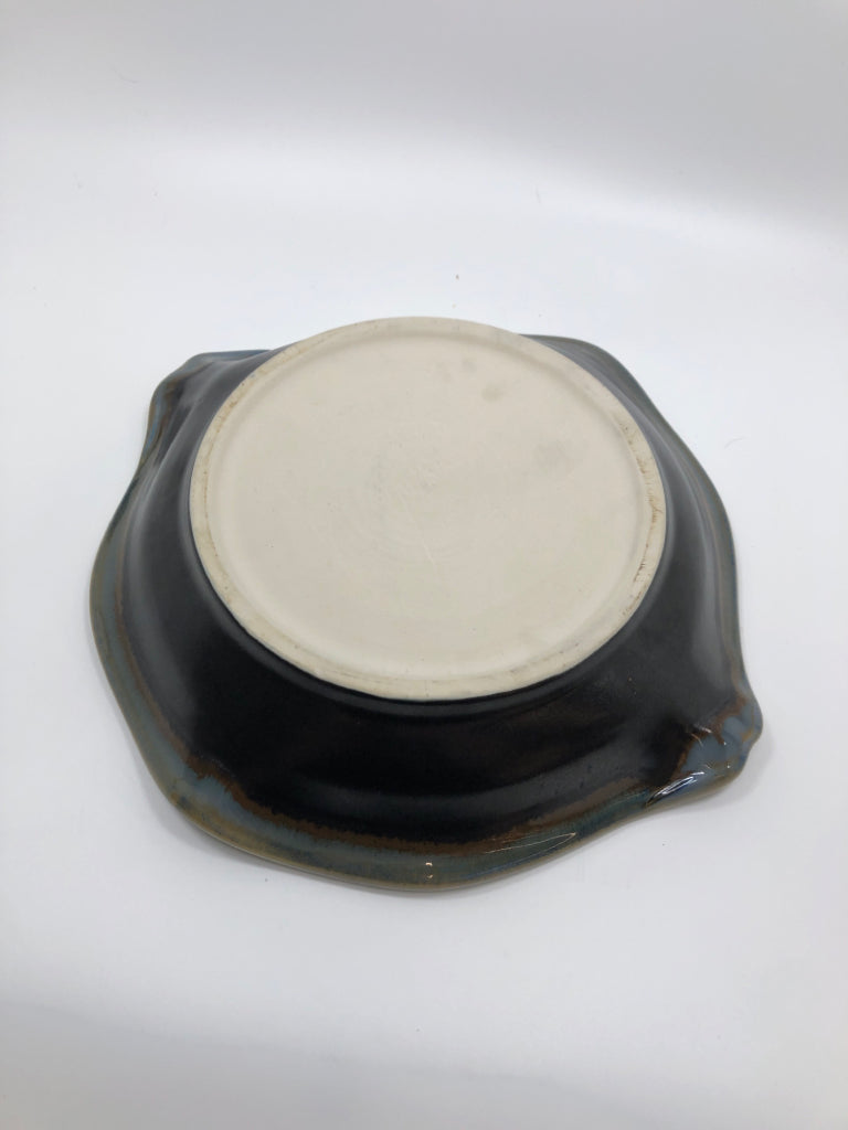 CRYSTALLINE POTTERY BOWL W/BUBBLE DESIGN.
