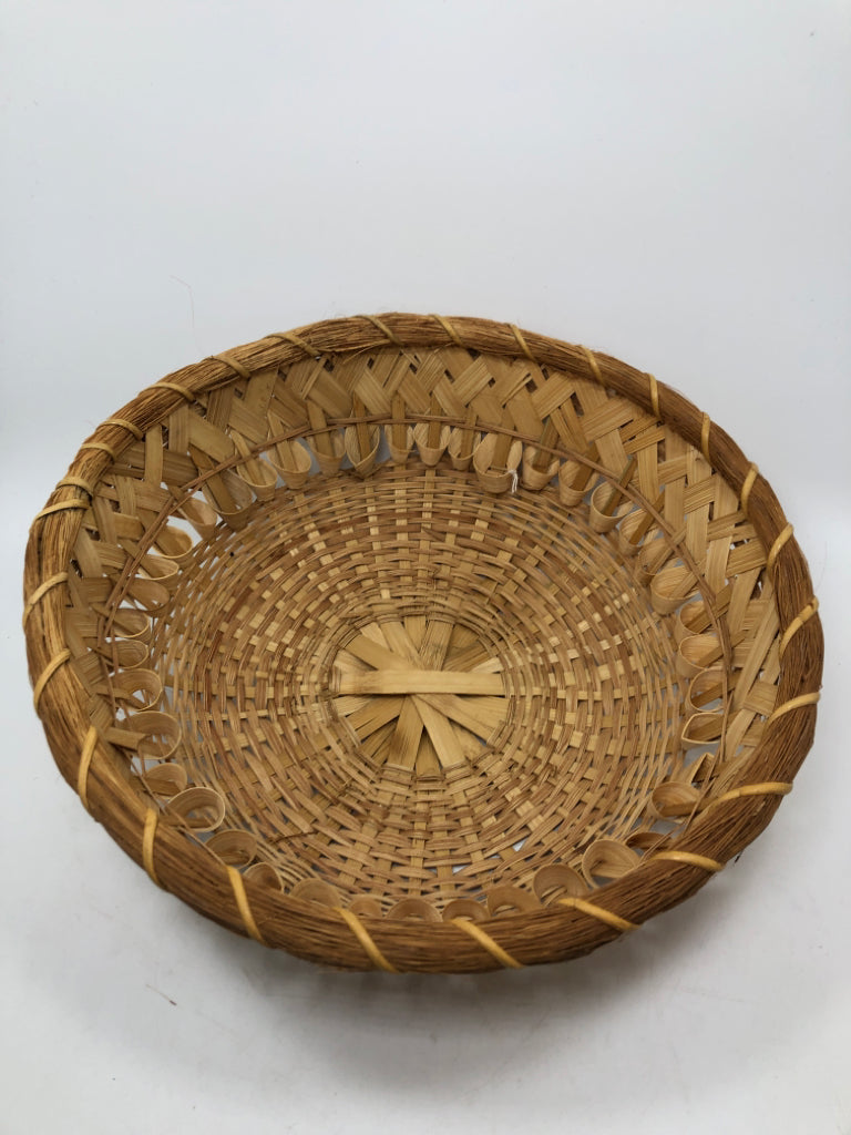 ROUND TWO TONE BASKET W/HERRINGBONE STYLE WEAVE.