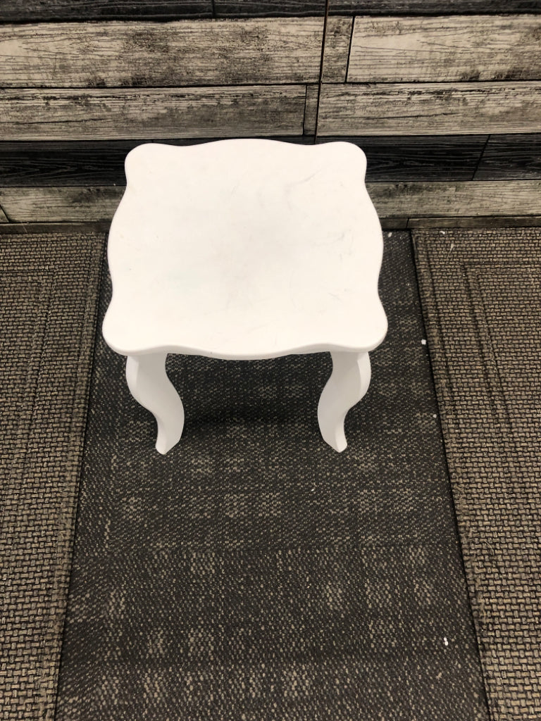 SMALL WHITE STOOL.