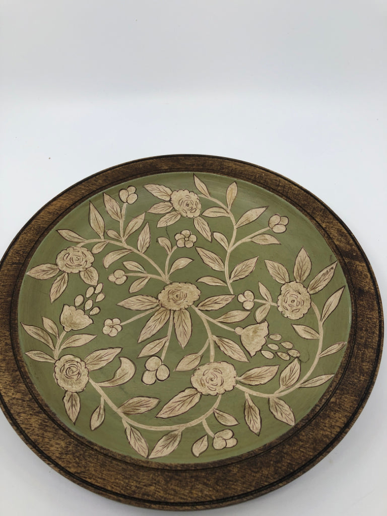 ROUND WOOD FLORAL PAINTED CENTERPIECE.