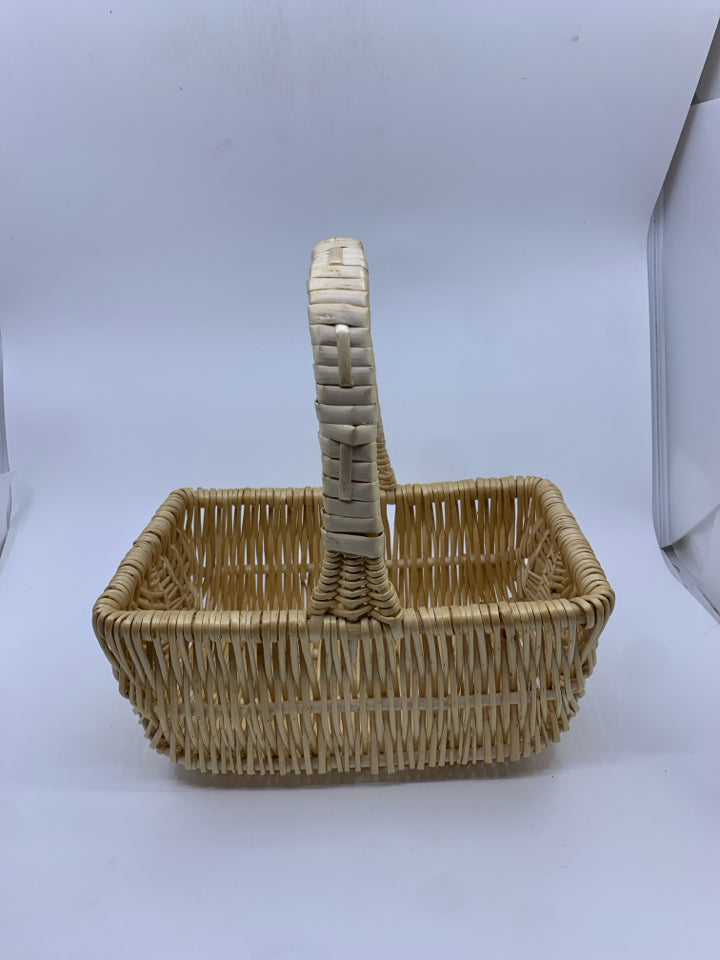 BLONDE WOVEN BASKET.