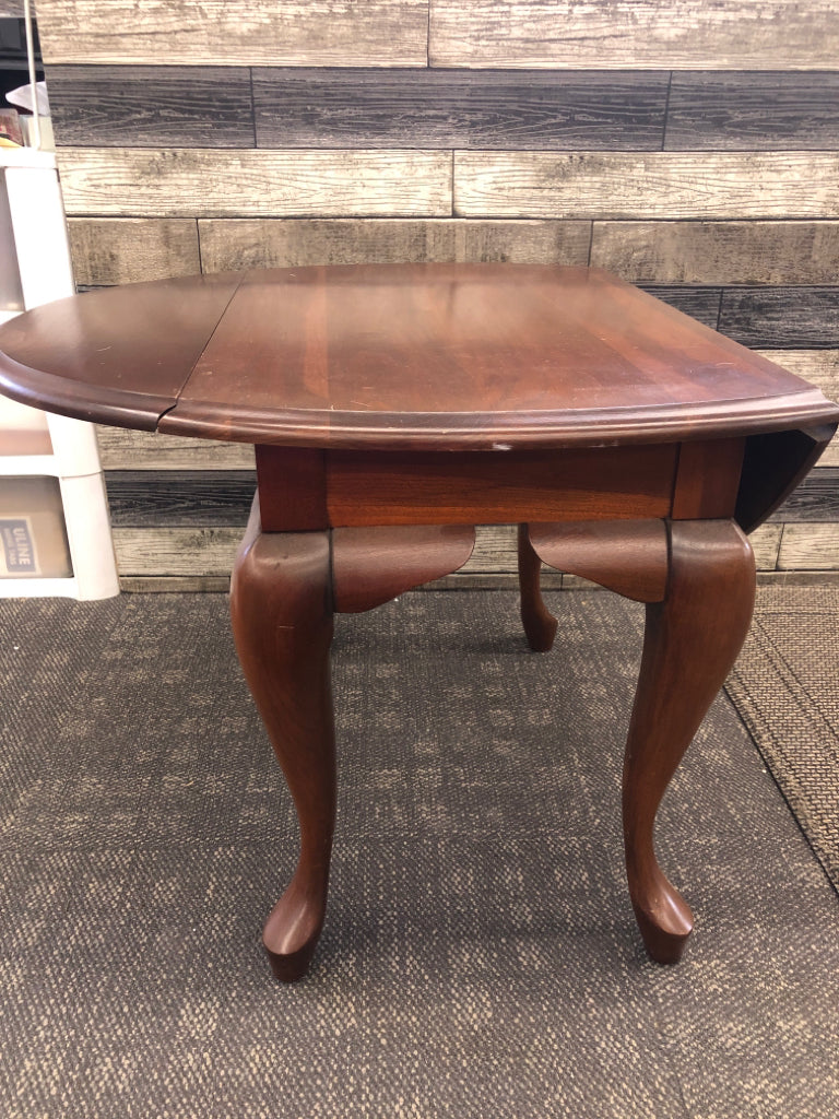 OVAL CHERRY WOOD DROP SIDE TABLE.