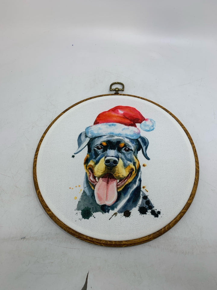 CIRCLE ROTTWEILER W/ SANTA HAT WALL HANGING.