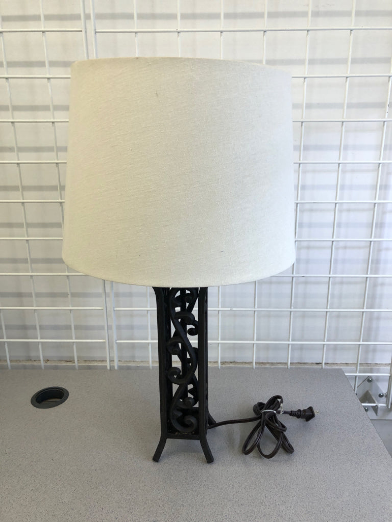 SCROLL METAL BASE LAMP W/TAN SHADE.