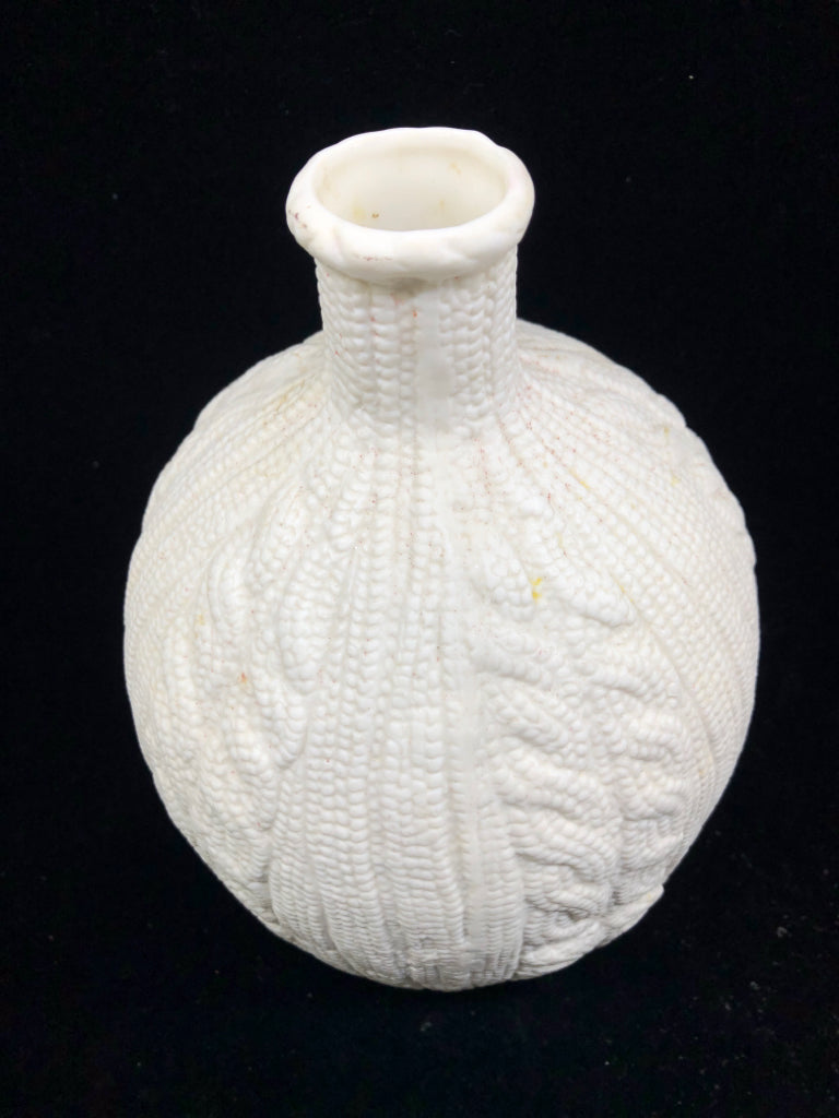 CABLE SWEATER EMBOSSED VASE.
