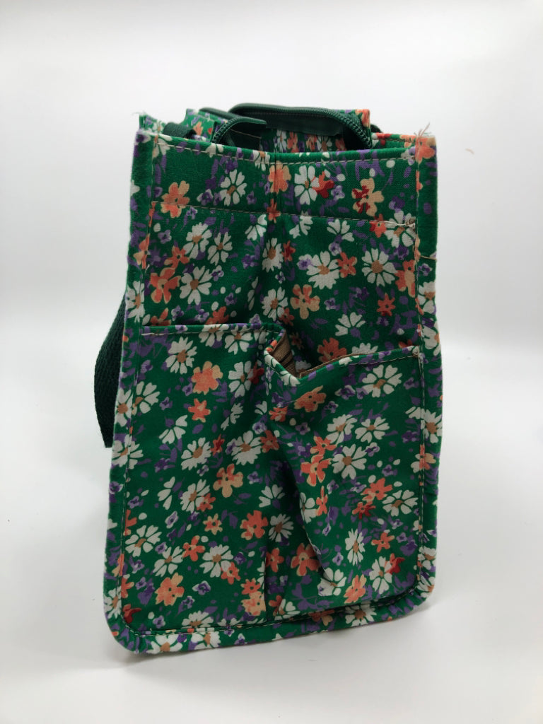 GREEN FLORAL PRINT INSULATED TOTE BAG.