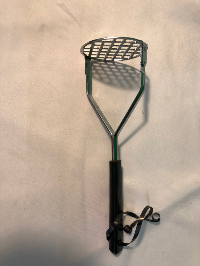 POTATO MASHER METAL W/ BLACK HANDLE.
