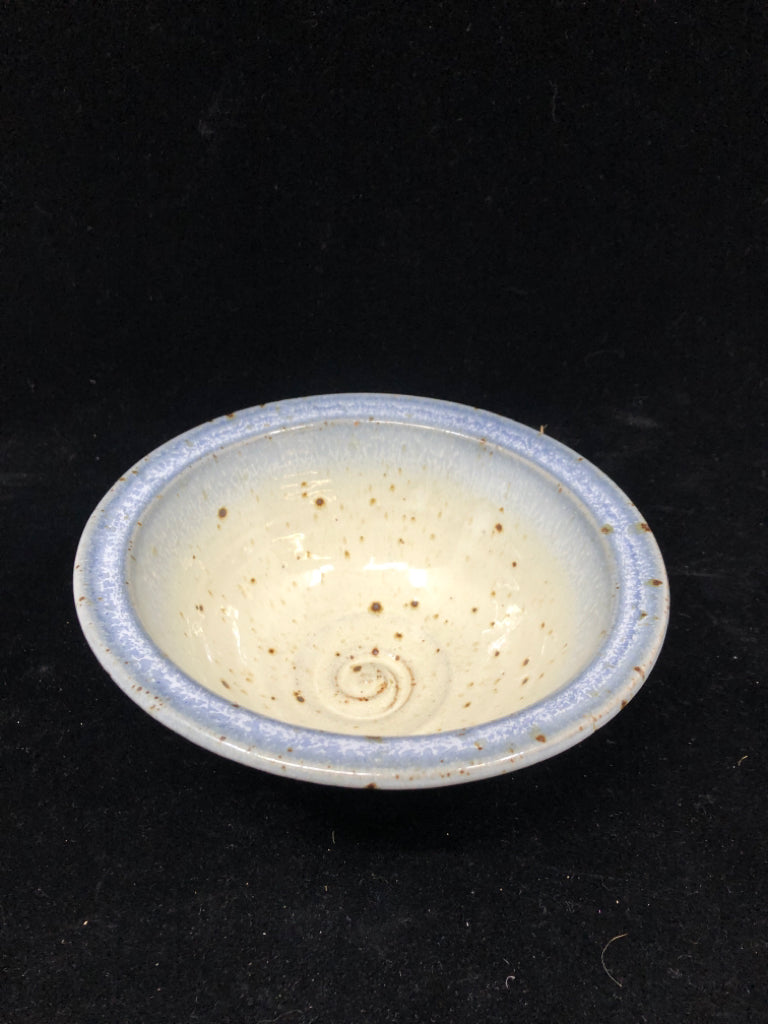 GREY/CREAM SPECKLED POTTERY BOWL.