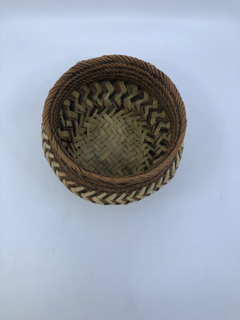SMALL TWO TONE BASKET.
