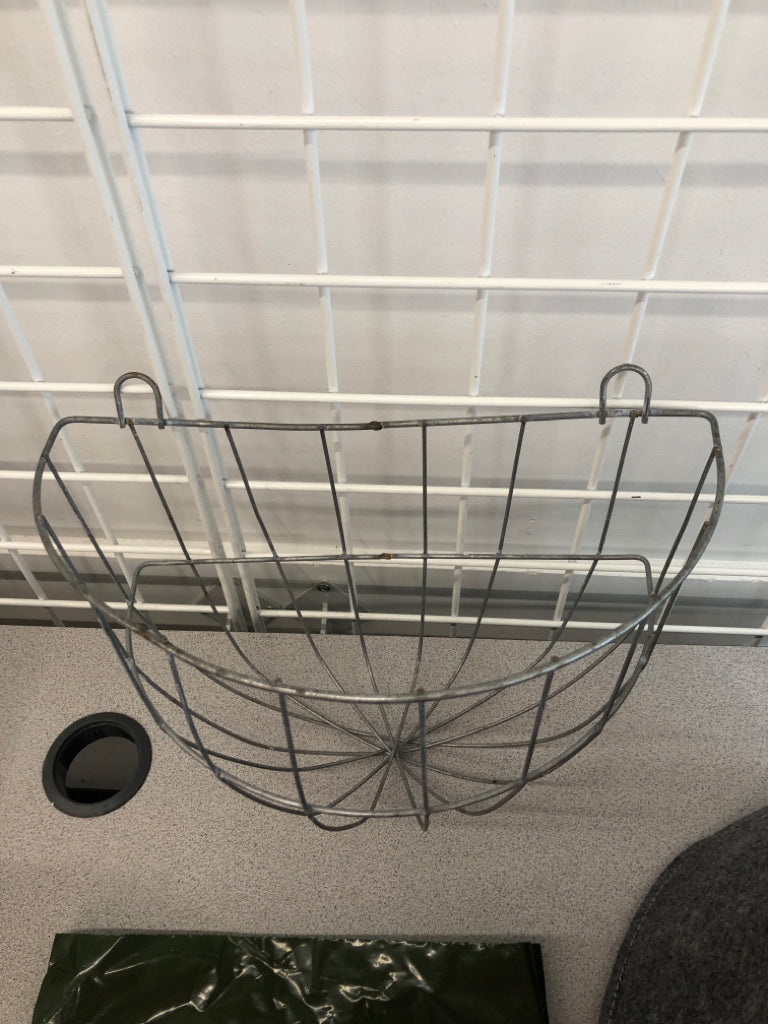 3PC WIRE PLANTER W/PLASTIC & CLOTH LINER.