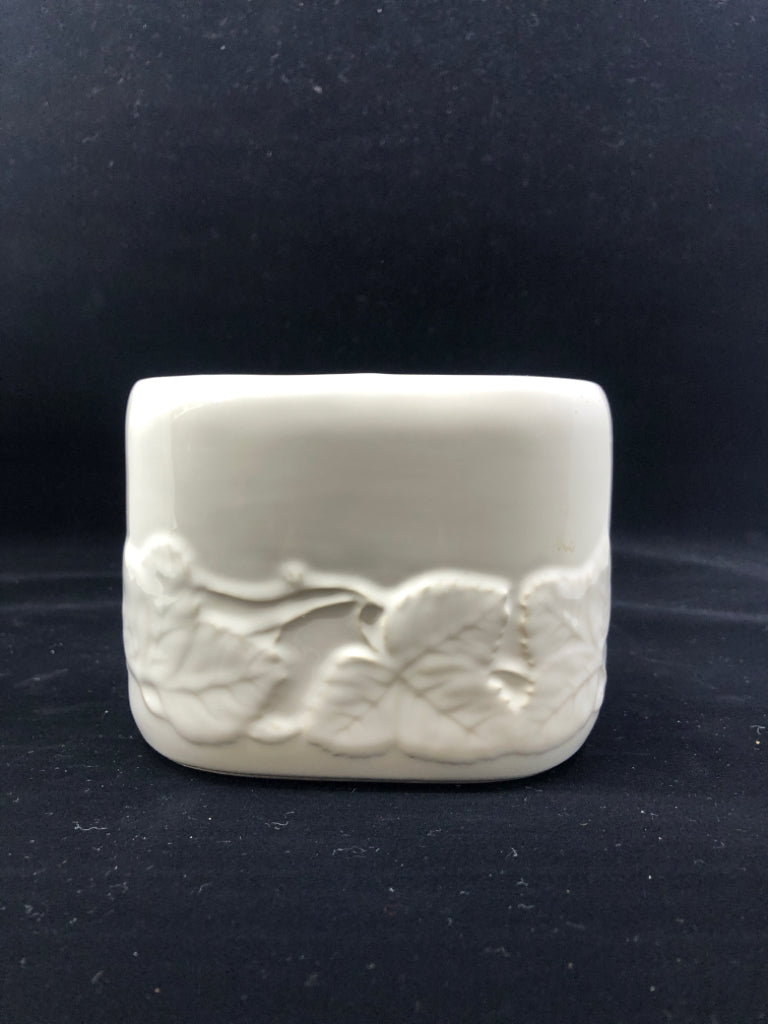 WHITE TOOTHBRUSH HOLDER W/LEAVES.