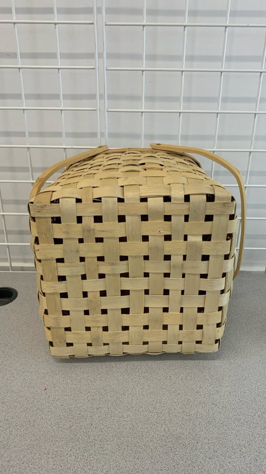 BARE WOOD PICNIC BASKET W/DIVIDER.