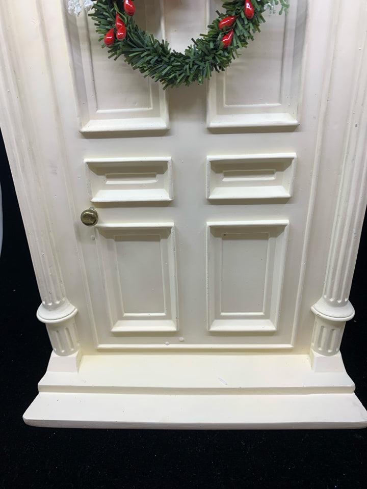 BYERS CHOICE CAROLERS DOOR W WREATH.