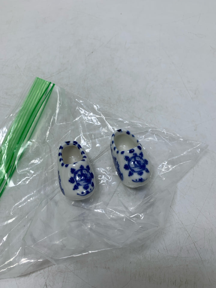 2 MINI HOLLAND CERAMIC SHOES BLUE DETAILS IN BAG.