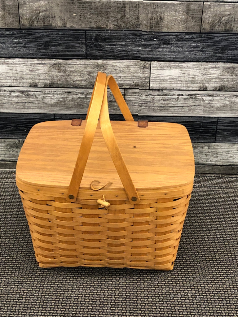 2000 PICNIC BASKET W PLASTIC LINER AND 2 HANDLES.